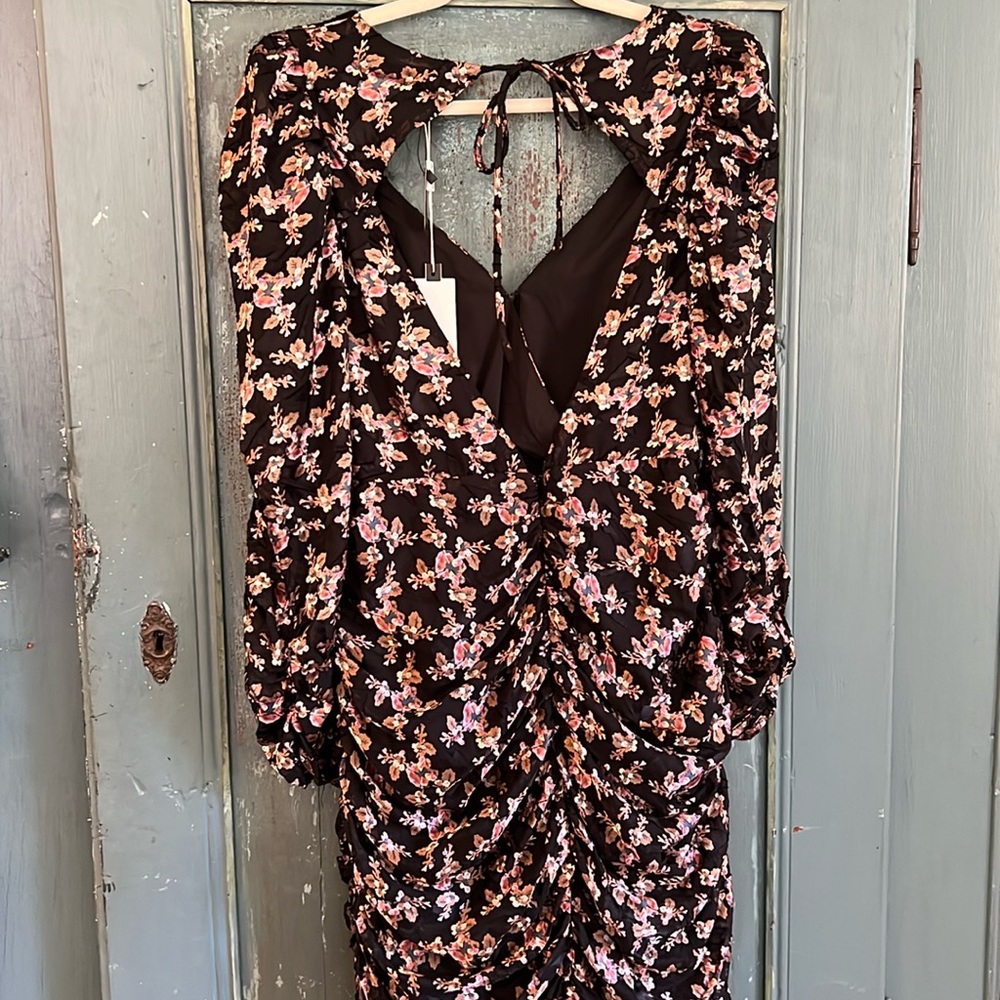 Astr the label NWT ASTR THE LABEL: EMMALINE FLORAL PUFF SLEEVE CUTOUT MIDI DRESS